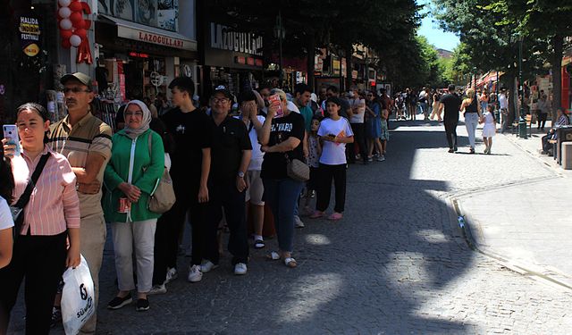 Hediye çekilişi için uzun kuyruklar oluştu