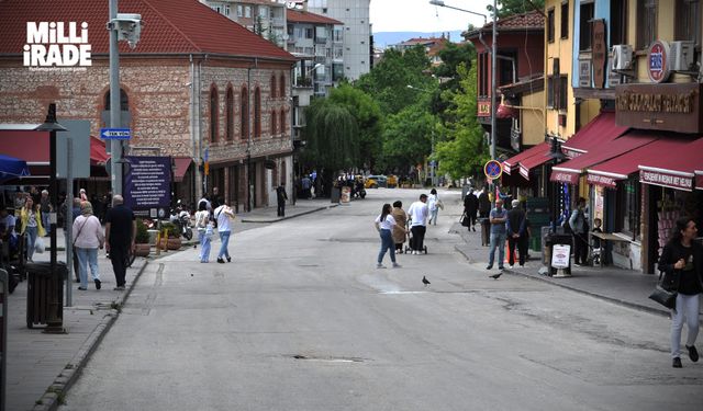 Esnaf tarihi bölgenin artık trafiğe açılmasını istiyor