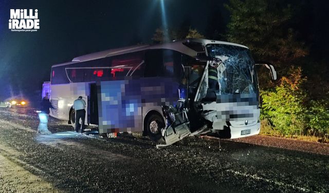 Yolcu otobüsü ile traktör çarpıştı: 3’ü ağır 6 yaralı (VİDEO HABER)