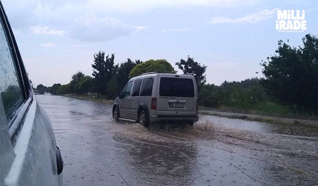 Eskişehir'deki sağanak yağış sürücülere zor anlar yaşattı