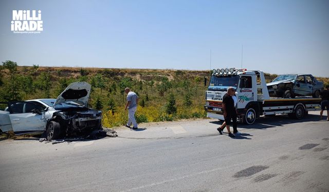 İki otomobil çarpıştı: 5 yaralı (VİDEO HABER)