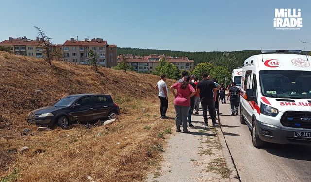 Virajı alamayan araç kaldırımdaki kadına çarptı