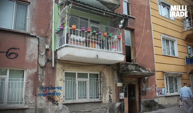 Bu balkon görüntüsüyle sokağın ilgi odağı oldu