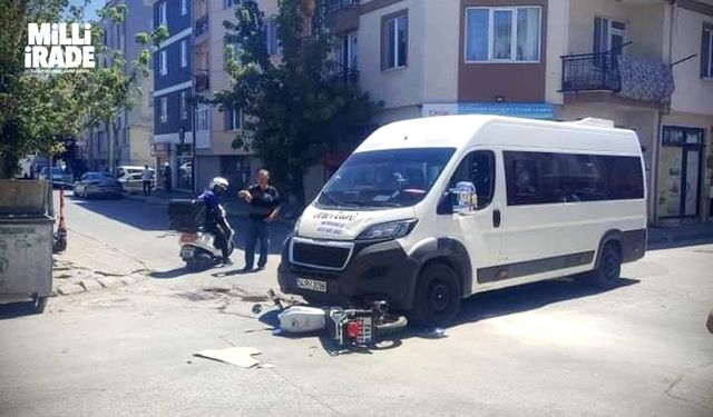 Motosikletli sürücü servis aracının altına girdi