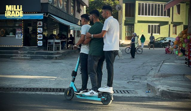 Bir scootera 3 kişi binen şahıslar, trafikte tehlike yarattı (VİDEO HABER)