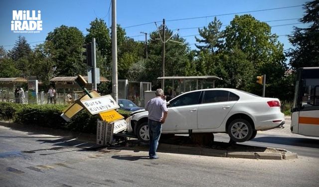 Çocuğa çarpmamak için trafik levhasına çarptı