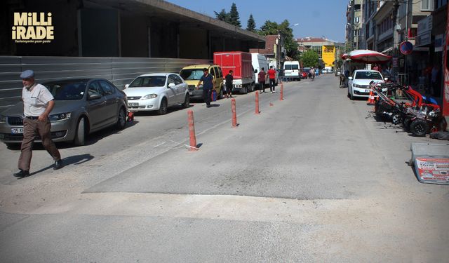 Cadde üzerindeki bu çukur 2 aydır kapatılmayı bekliyor