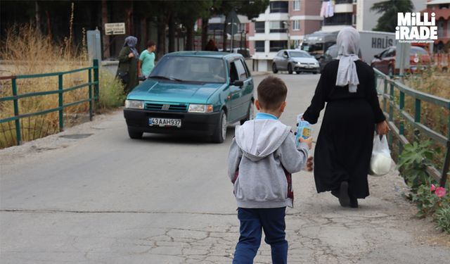 İki mahalleyi bağlayan  köprüde tehlike alarmı