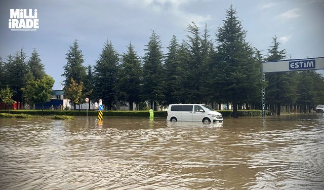 ESTİM, 30 dakika yağan yağmur ile adeta göle döndü (VİDEO HABER)