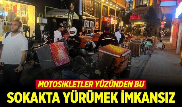 Rastgele park edilen motosikletler tüm sokağı kapatıyor