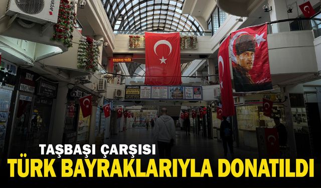 Taşbaşı çarşısı bayraklarla donatıldı