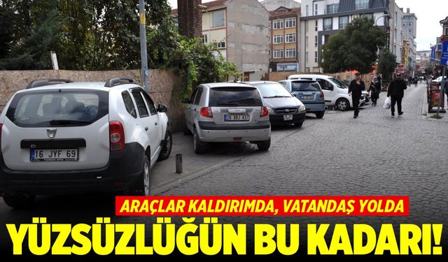 Araçlar kaldırımda, vatandaşlar yolda