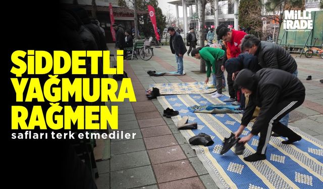 Şiddetli yağmura rağmen safları terk etmediler