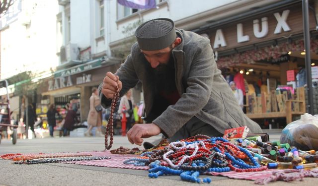 Sofra bezi üzerinde tezgah açarak geçimini sağlıyor