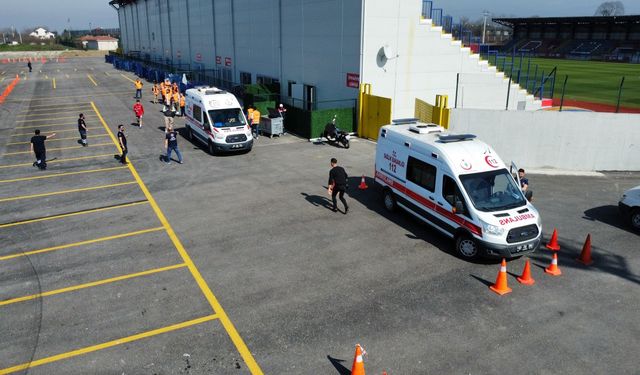 Ambulans şoförlerine zorlu sürüş eğitimi verildi