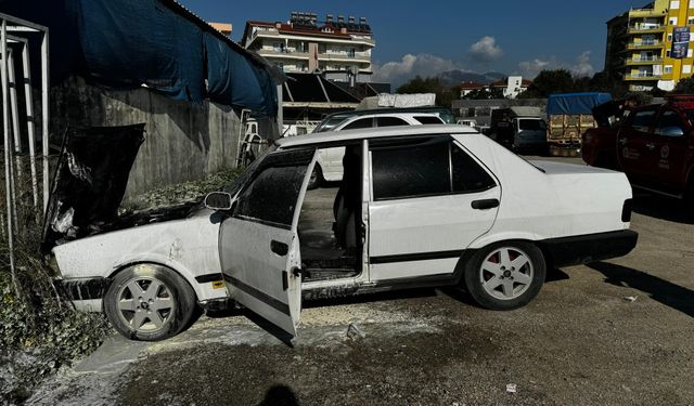 Park halindeki otomobil alev aldı