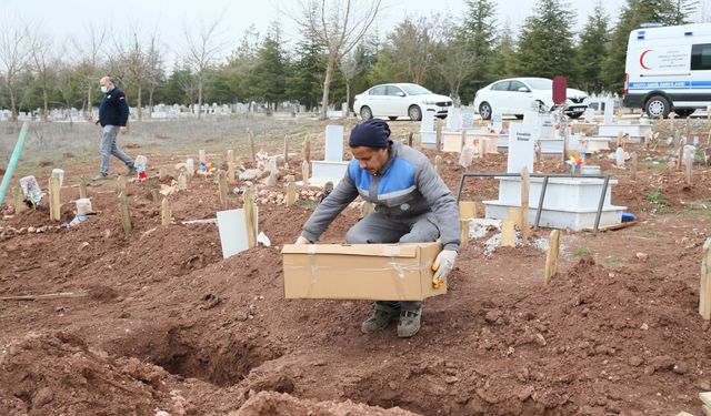 Şehir çöplüğünde ölü bulunan bebek defnedildi