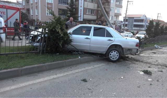 Kaza yapan otomobil hurdaya döndü