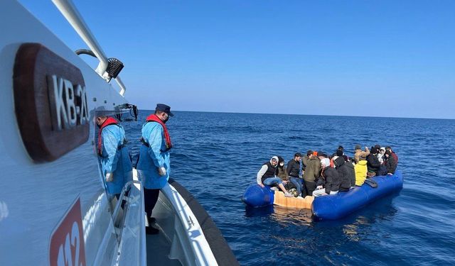 Ölüme terk edilen 17’si çocuk 40 kaçak göçmen kurtarıldı