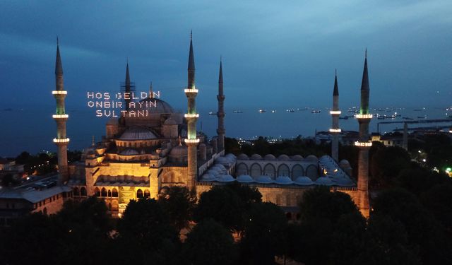 Ayasofya'ya Ramazan mahyası asıldı