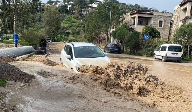 İsale hattı patladı yollar göle döndü