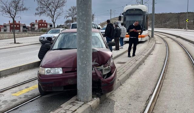 Virajı alamayan otomobil direğe çarptı