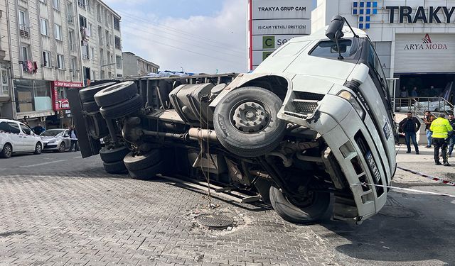 TIR park halindeki araçların üzerine devrildi