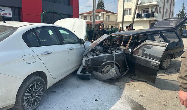 Kontrolden çıkan otomobil başka araca çarptı