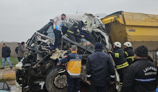 İki kamyon çarpıştı, sürücü feci şekilde can verdi