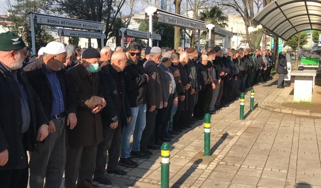 Depremden korkusuyla 2. kattan atlayan genç toprağa verildi