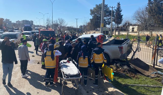 Kontrolden çıkan kamyonet refüje çıktı: 3 yaralı