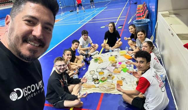 'Altın jenerasyon' spor salonunda iftar yaptı