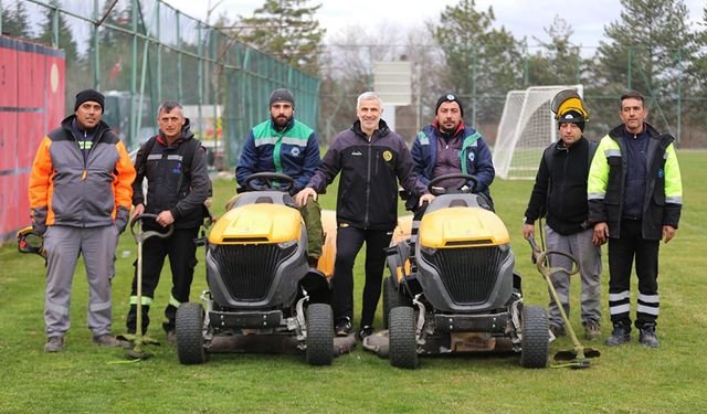 Eskişehirspor tesislerindeki sahanın çimleri biçildi