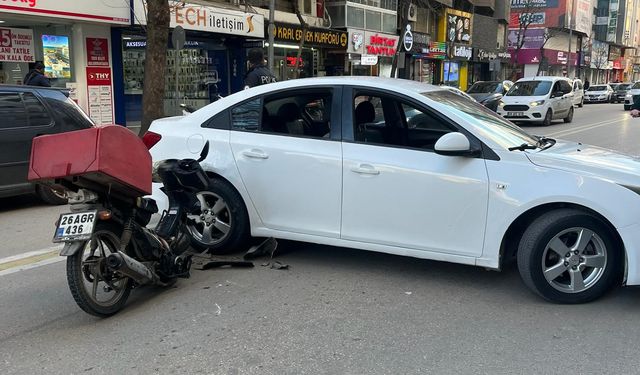 Otomobile çarpan motosiklet ikiye bölündü