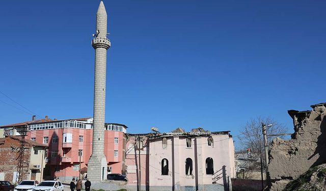 300 yıllık cami bakımsızlıktan harabeye döndü