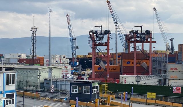 Vinçlere çarpan gemiden denize düşen malzemeler toplanıyor