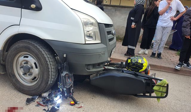 Ehliyetsiz motosiklete binen şahıs polisten kaçarken kaza yaptı