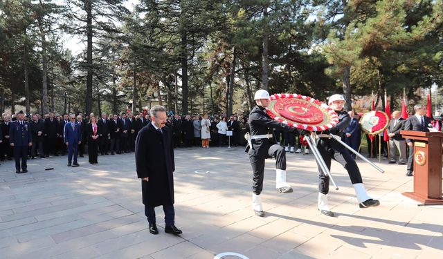 Şehitler kabirleri başında rahmetle anıldı