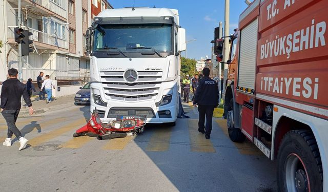 Motosiklet hafriyat kamyonun altında kaldı