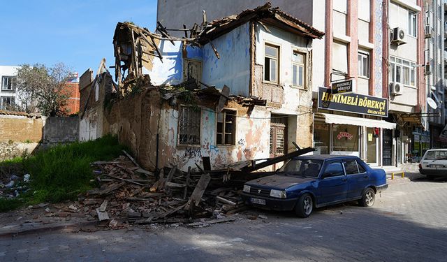 Metruk bina otomobilin üzerine çöktü