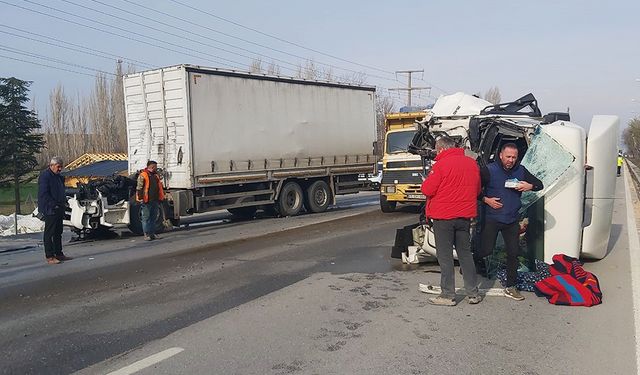 TIR'lar çarpıştı, şoför kabini koparak yola savruldu