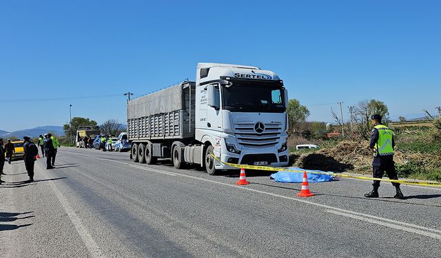 Emekli polis memuru TIR'ın altında kaldı