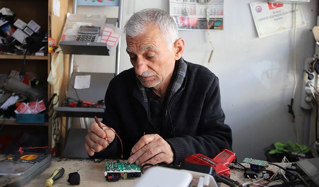 Son elektronik eşya tamir ustası talebe yetişemiyor