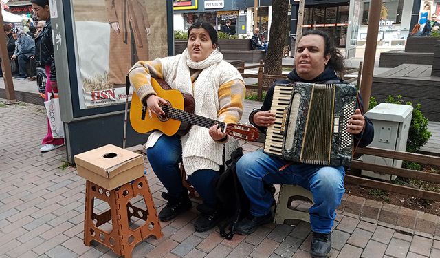 Çarşıda konser veren sokak müzisyenleri vatandaşların ilgi odağı oldu