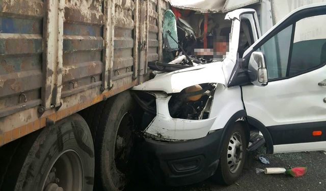 Tıra arkadan çarpan kamyonetin sürücüsü yaşamını yitirdi