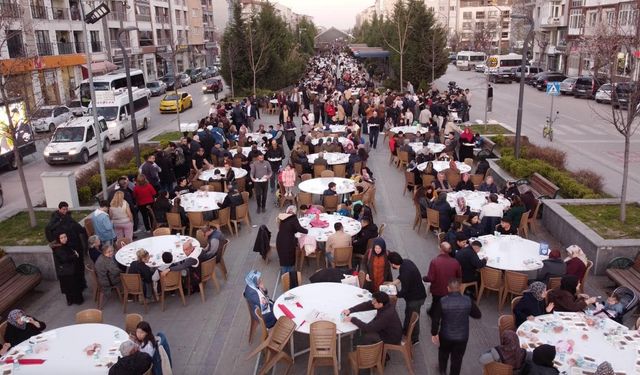 Yüzügüllü vatandaşlarla iftarda buluştu