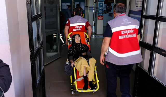 Felçli vatandaş oy kullanmak için ambulans eşliğinde sandıkta