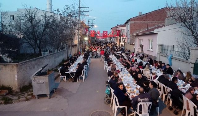 Yüzügüllü Sazova’da vatandaşlarla buluştu