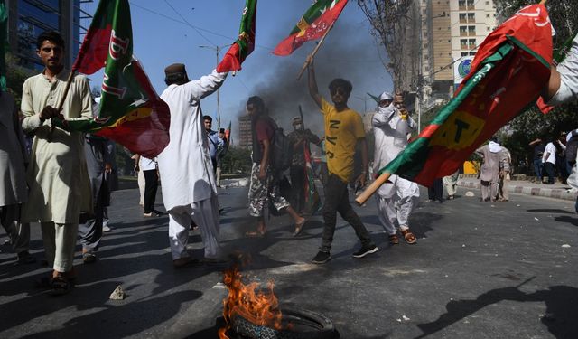 Pakistan’da seçim protestoları sürüyor