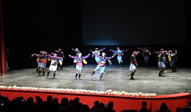 Tepebaşı Belediyesi Halk Dansları Topluluğu’ndan muhteşem gösteri